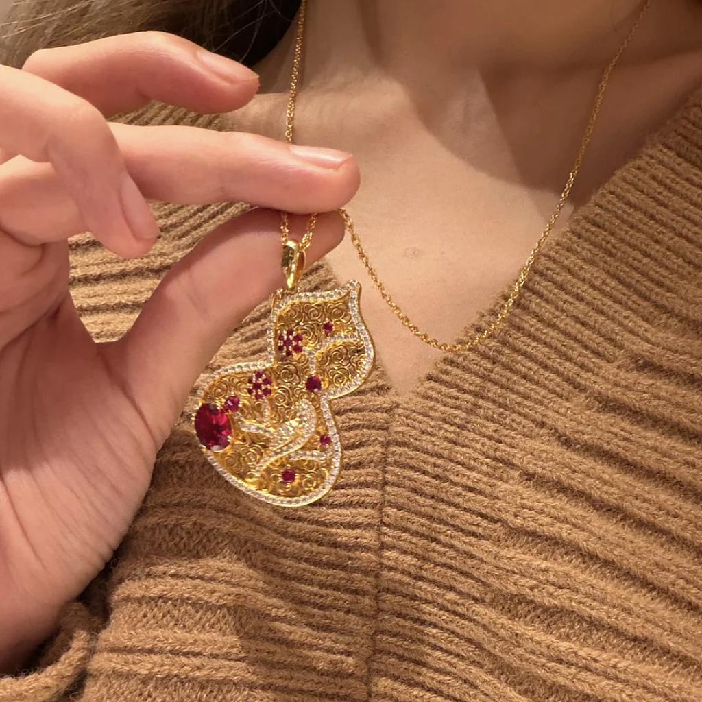 New Chinese Style~New Gilt-Polished Pigeon Blood Ruby Window Flower Gourd Pendant Necklace for Women, High-End Hollow Design Sweater Chain