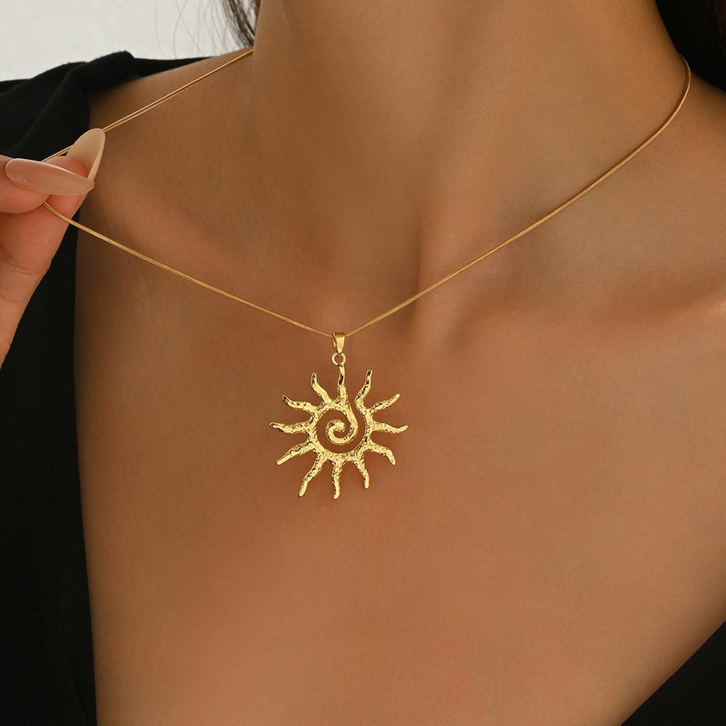 New Fashion Simple Metal Spiral Sun Shaped Hollow Out Pendant Necklace Charm Temperament Clavicle Chain Party Jewelry Gift
