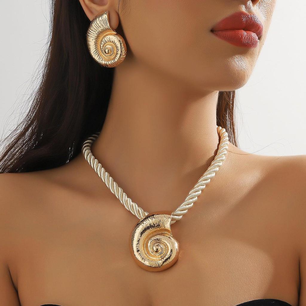 European-American Starfish Necklace & Earring Set: High-End Clavicle Chain, Light Luxury Vacation Style for Women.