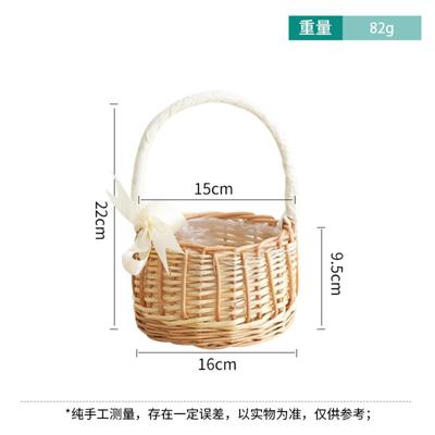 Handkorb aus geflochtenem Rattan Handkorb aus geflochtenem Rattan