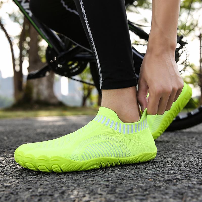 Yangi mashg'ulot fitnes ayollar arqonda sakrash erkaklar yalangoyoq yugurish yo'lkasi poyabzali yoga yopiq yumshoq taglik besh barmoqli velosiped