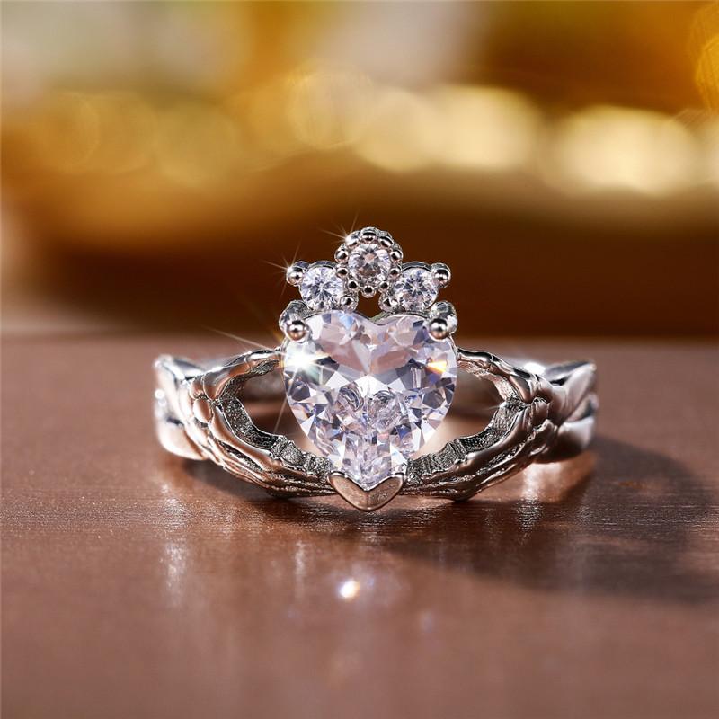 New Crystal Heart Cubic Zirconia Hands Love Rings for Women Stylish Proposal Engagement Jewelry Unique Design Female Rings