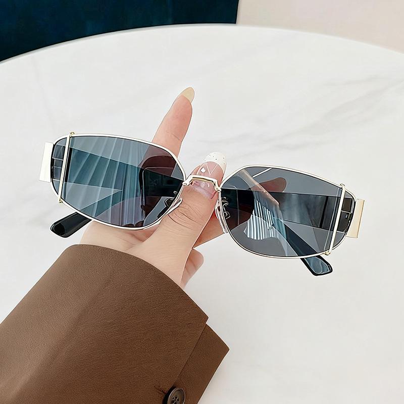 Chic Metal Frame Women s Sun Protection Sunglasses - Old Money Style