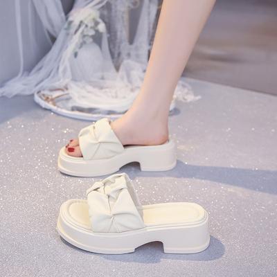 Sandalen mit weicher Sohle, ein Wort, Oberbekleidung, Sommer 2025, neue Internet-Berühmtheitsmode, Plateau-Strandschuhe für Damen, coole Hausschuhe
