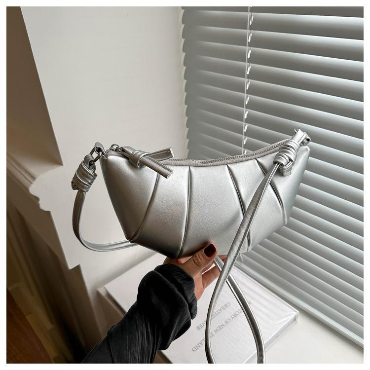 

French niche horn bag women s shoulder bag summer new fashion dumpling bag versatile simple messenger bag срібний