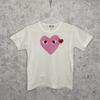 Comme des Garçons PLAY Różowe/Czerwone Serca rozmiar M Biała Koszulka z Okrągłym Dekoltem Koszulka Unisex
