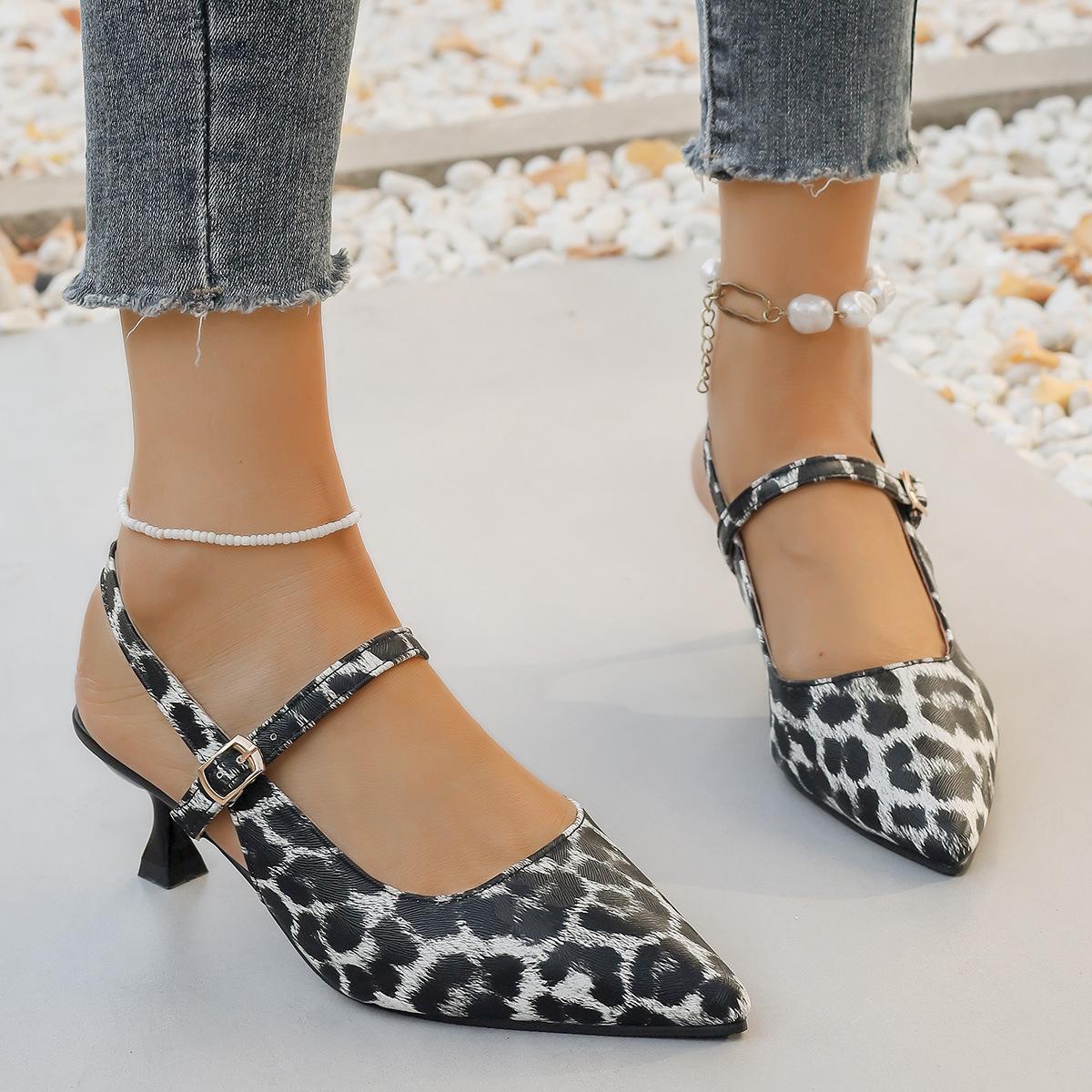 

Лето 2025 года, новые модные женские босоножки на шпильке большого размера с заостренным носком и однословной пряжкой 43