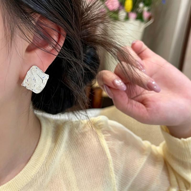 Super flash light luxury irregular crystal earrings, new exquisite versatile stud earrings, great-looking high-end earrings for women
