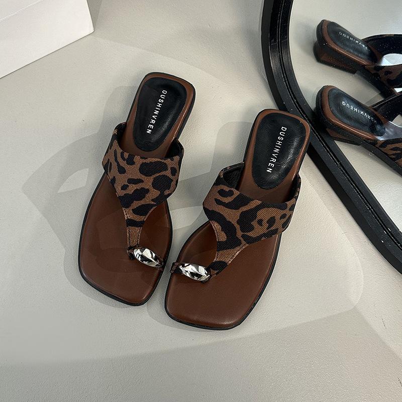 Französische Nische coole Hausschuhe Damen Oberbekleidung 2025 Sommer neu mit Rock einfache Sandalen vielseitig kleiner Absatz coole Hausschuhe