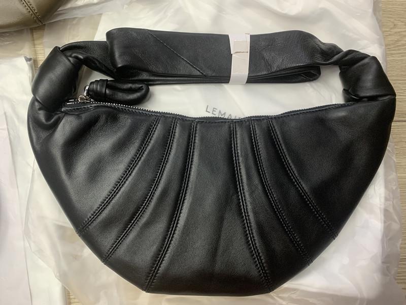 Skórzana torebka na ramię typu croissant: Elegancki neutralny design, unikalny styl listonosza