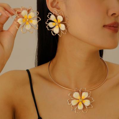 Bunte Emaillierte Blume Anhänger Halskette Ohrringe für Damen Neuer Trend Goldfarbe Metallkreis Choker Schmuckset Party Geschenk