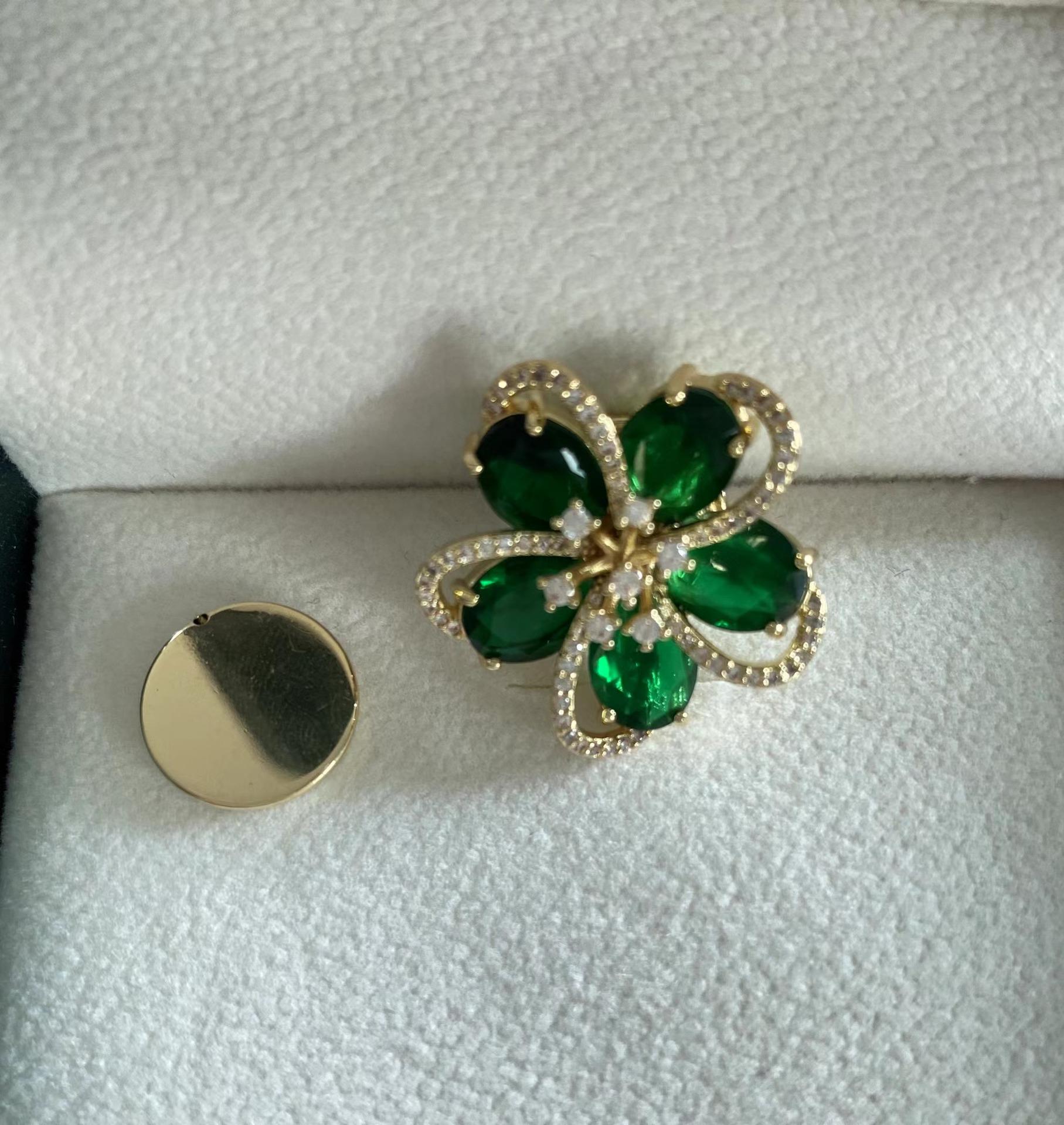 

Магнитная брошь-значок в виде цветка: Милый, Высококлассный Дизайн для Женщин, Безопасный для Одежды золотистый