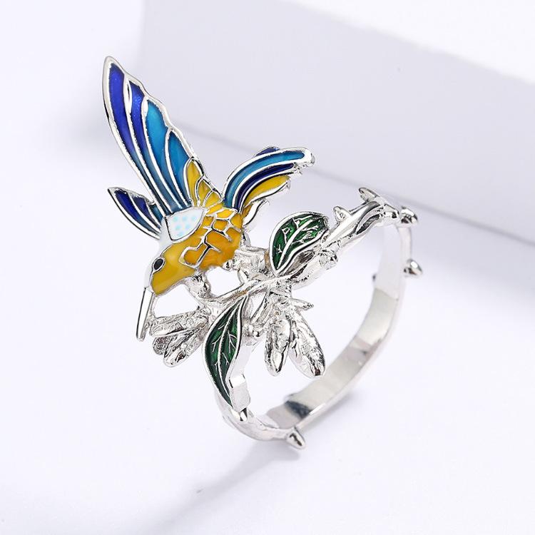 2026 Moda Creativa Pastorale Set Tre Pezzi Anello Collana Orecchini Colibrì Animale Pianta Resina Colorata Gioielli