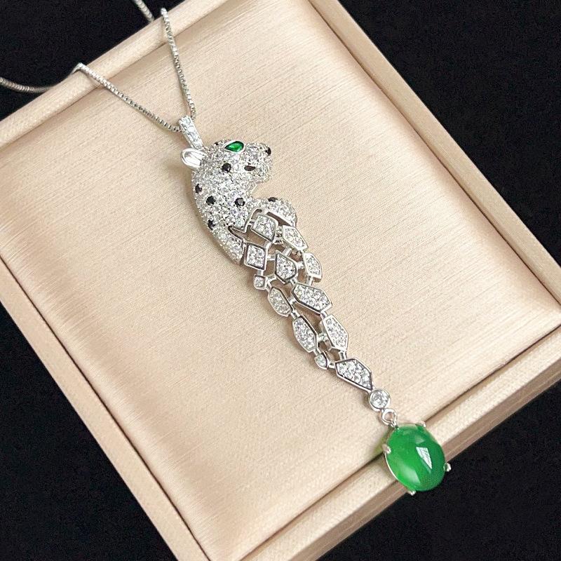 

Ювелирное изделие Имитация Красный Корунд Зеленый Халцедон Гладкая Поверхность Ретро Подвеска Леопард Главный Камень 8 * 10