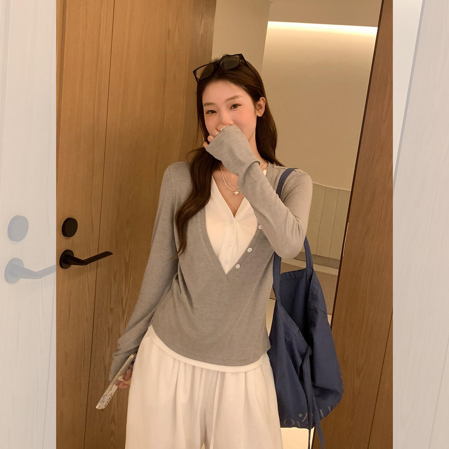 

Korean V-neck contrasting color splicing fake two-piece button long-sleeved T-shirt women s early autumn wear loose bottom inner top L