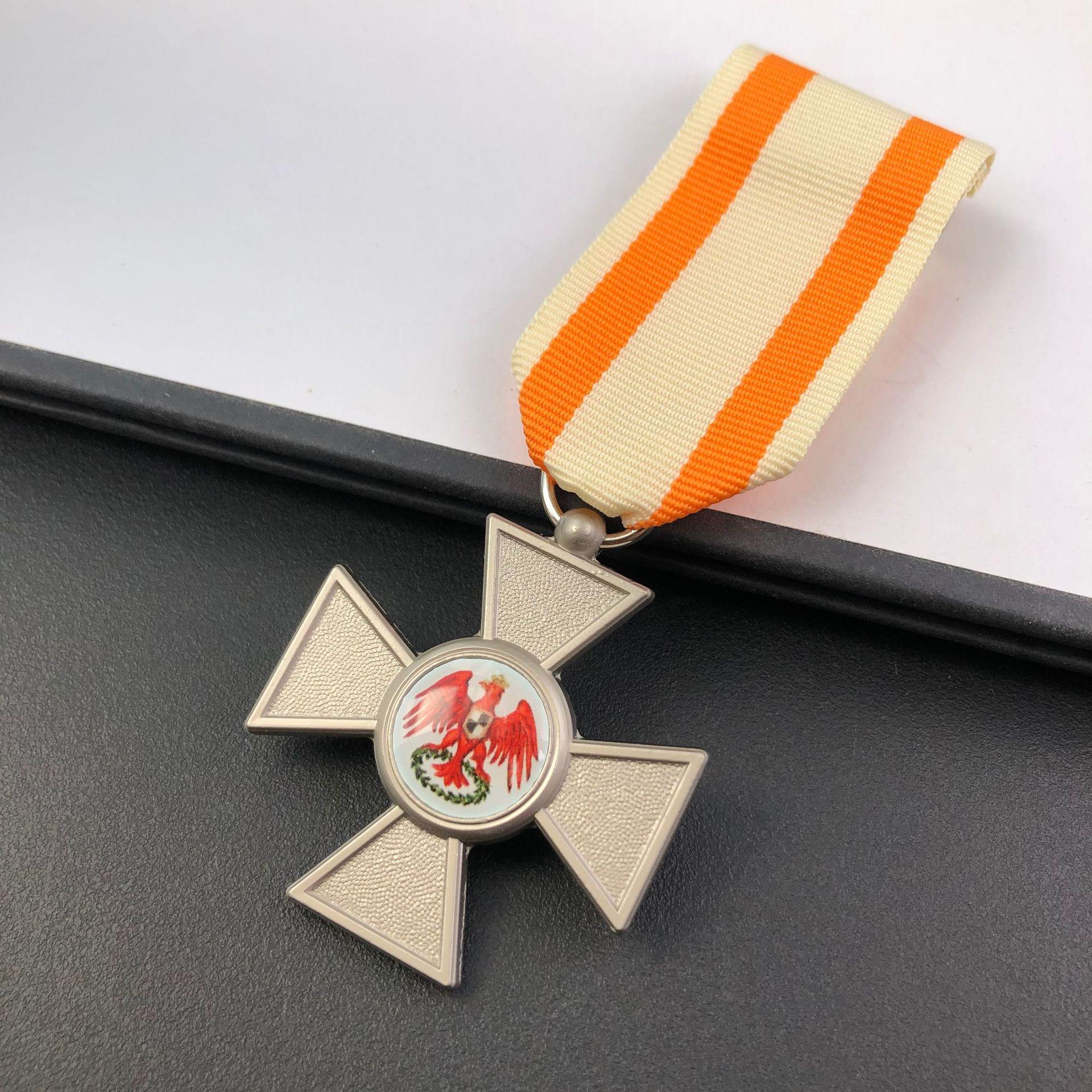 

Знак Железного креста, Орден Красного орла 4-й степени, Иностранная памятная медаль, Военные принадлежности, Медаль Советского Союза, Рождественский подарок, Наполнители для чулка