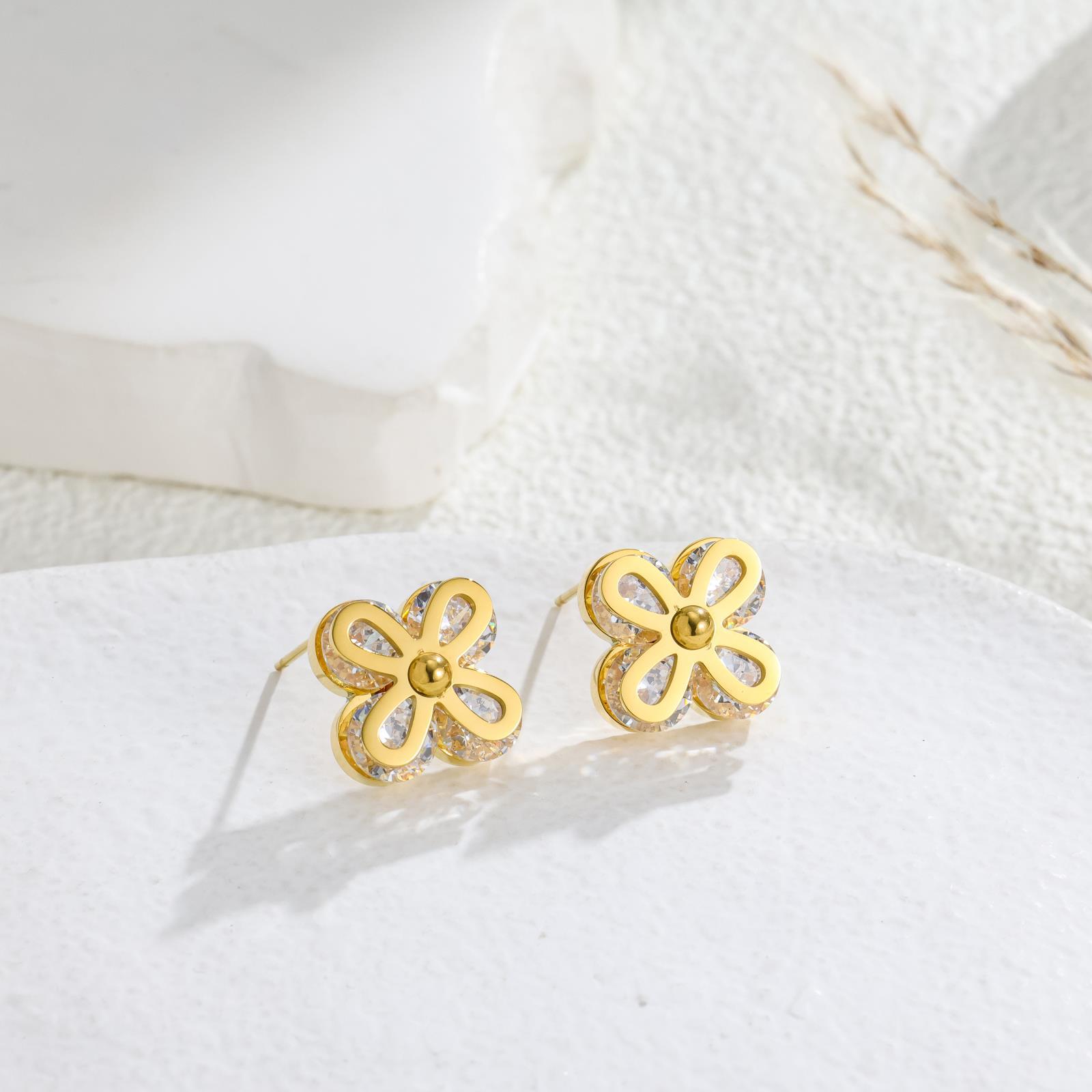 

Summer clear zircon flower earrings three-color titanium steel earrings do not fade elegant Japanese and Korean earrings women