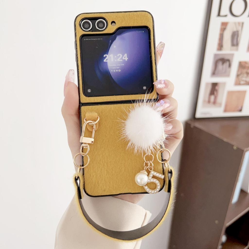 Capa de Celular Samsung Z Flip Pelo de Vison com Bola de Pelúcia DIY para Modelos 3-7
