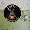 1 kus 8x8 palcový kulatý hliníkový znak Káva protože vražda je špatná Zábavný zajíček Vintage kulatý kovový znak Zábavný bar Kávový znak