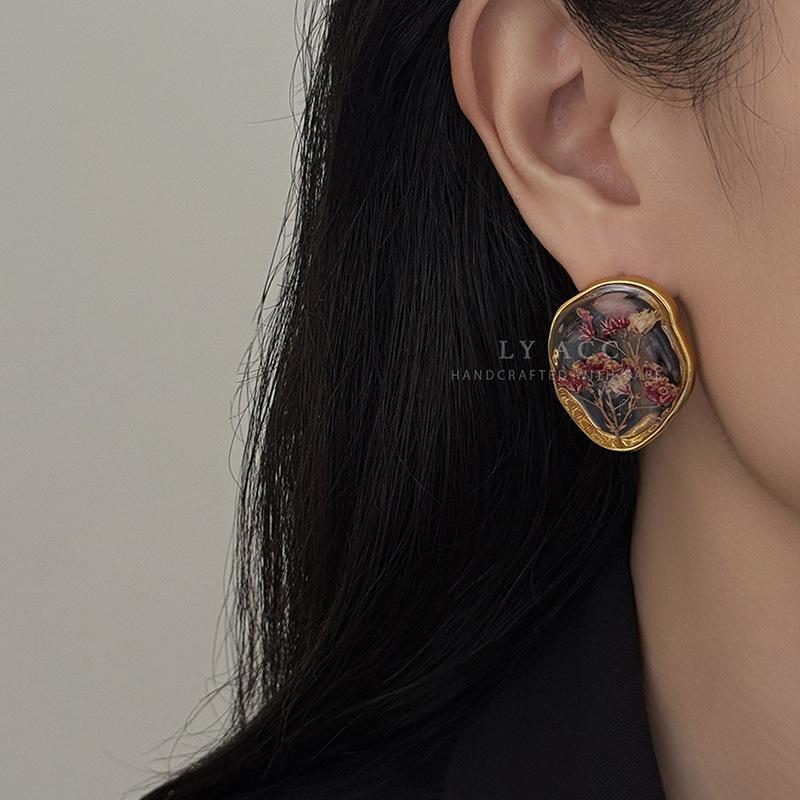 Original design geometric resin immortal dried flower stud earrings Mori literary gentle flower earrings niche earrings