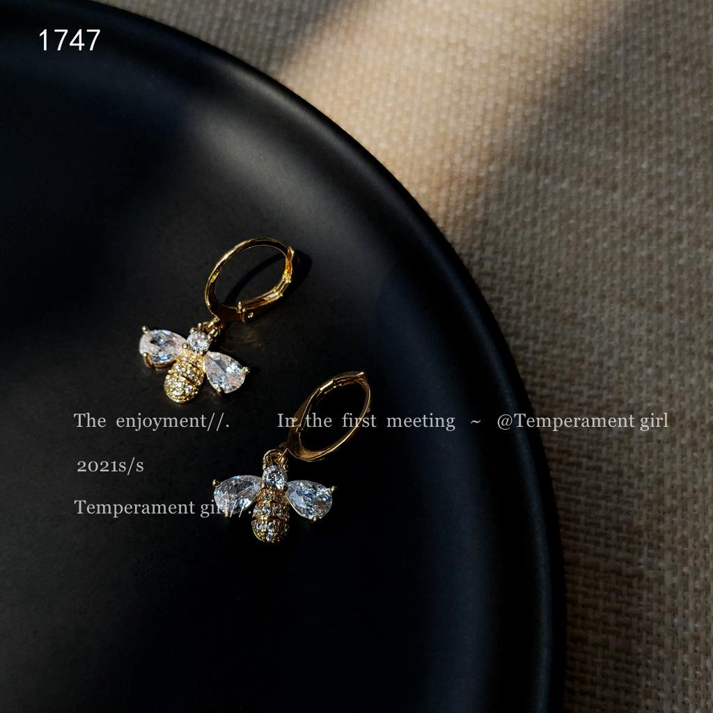 Atmospheric micro-inlaid zircon bee ear buckle plated commuter creative earrings