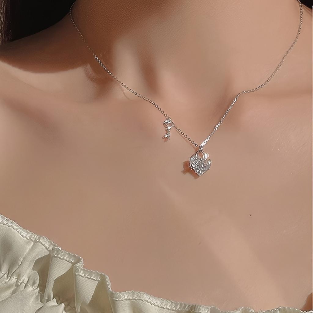 Heart-shaped zirconia key pendant necklace silver electroplated necklace jewelry, a birthday gift for a friend or girlfriend