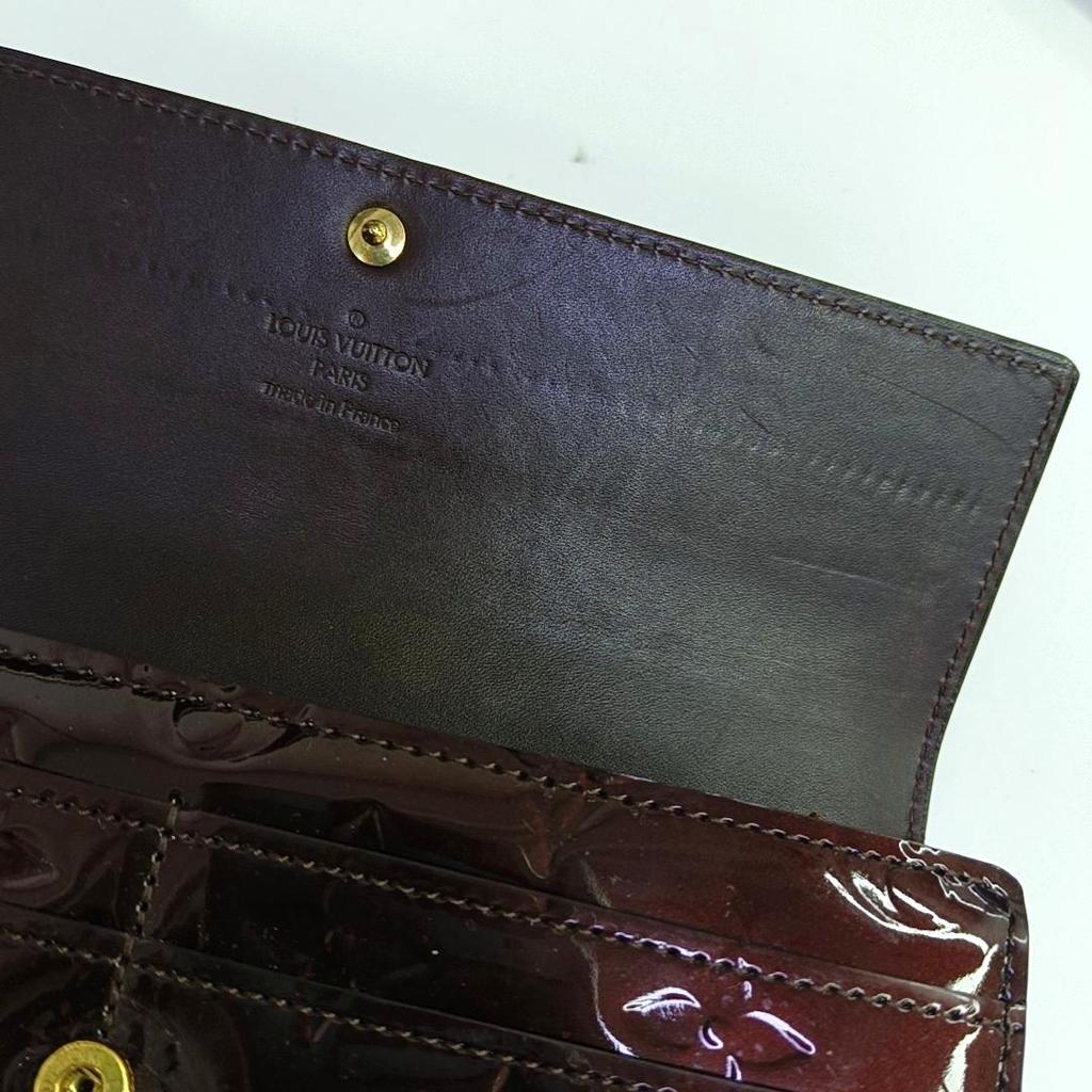 [Pre-Owned] Sarah Wallet Snap Closure Logo Embossed Folded Patent Leather - Very Good #WVIH1Q