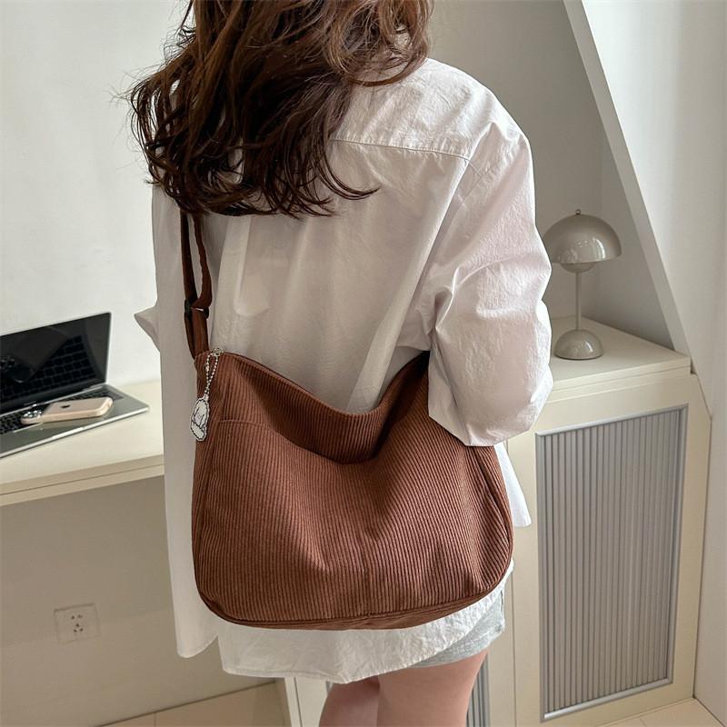 Fashionable Women's Shoulder Bag With Zipper Closure And Phone Pocket