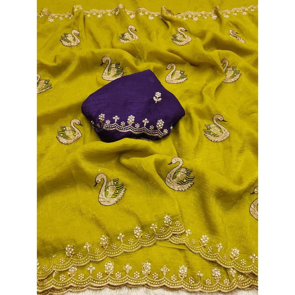 Knuspriger Chiffon Saree mit Blumenstickerei und beidseitiger Moti-Arbeit & Diamantenarbeit mit kontrastierendem besticktem Blusenteil.