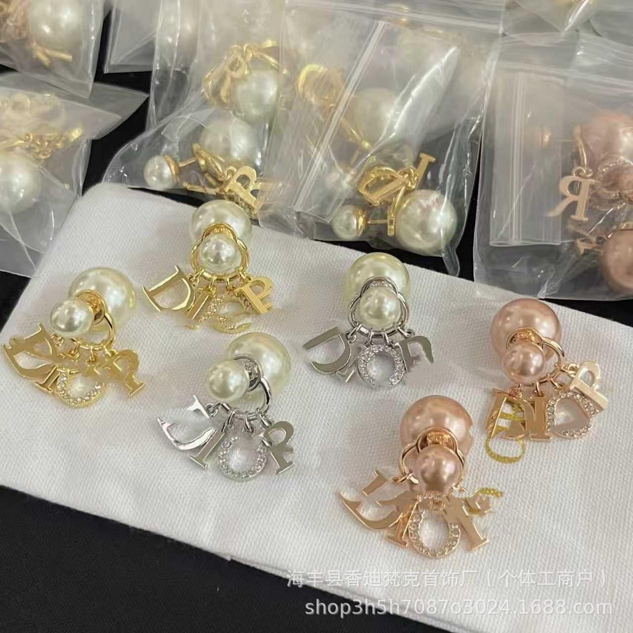 

Класичні Популярні Сережки-Гвоздики з Перловою Китицею та Літерою CD: Вишукана майстерність та високоякісний чотирилітерний дизайн Packaging