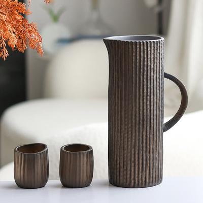 Teekanne und Vase im Wabi-Sabi-Stil B&B-Teestube Kunstmöbel Ausstellungshalle Verkaufsbüro Rezeption Hochwertige Teetassen und Blumenutensilien