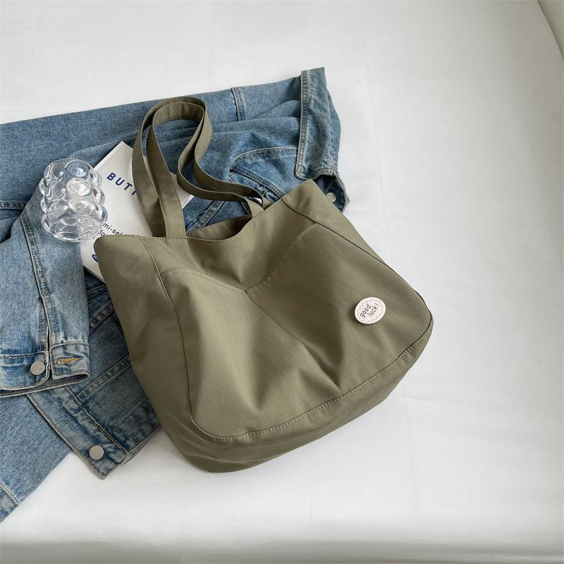 2023 Женская нейлоновая сумка-тоут через плечо большой вместимости: Универсальный и модный