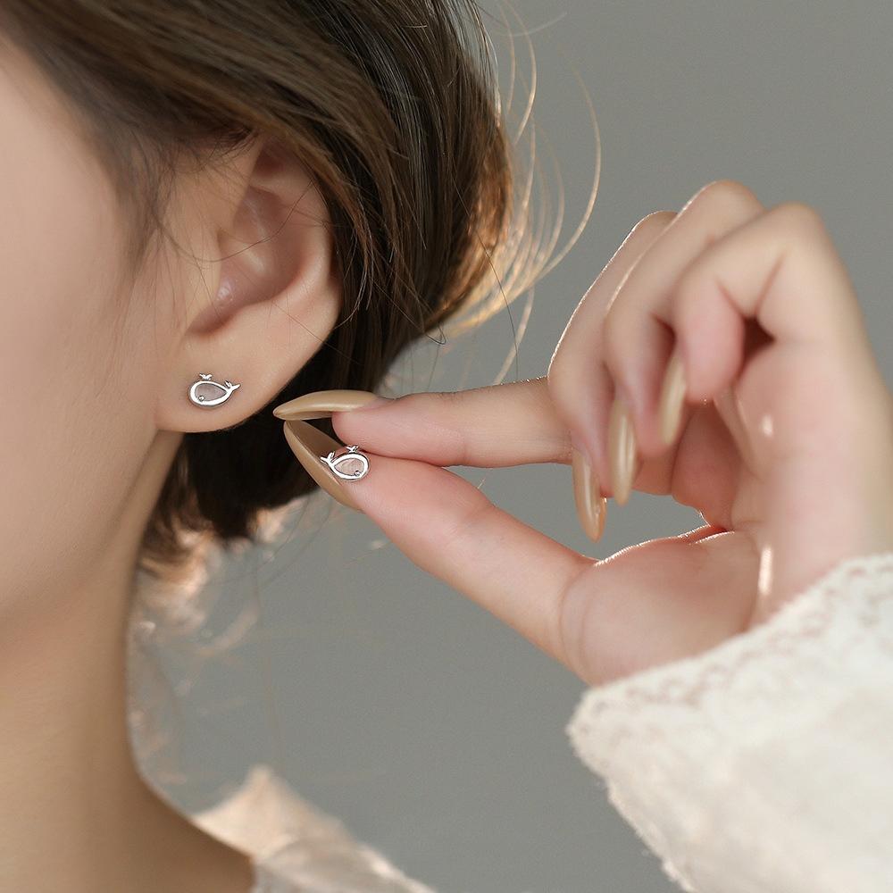 Cute cat's eye dolphin earrings for women, niche, fashionable and exquisite.