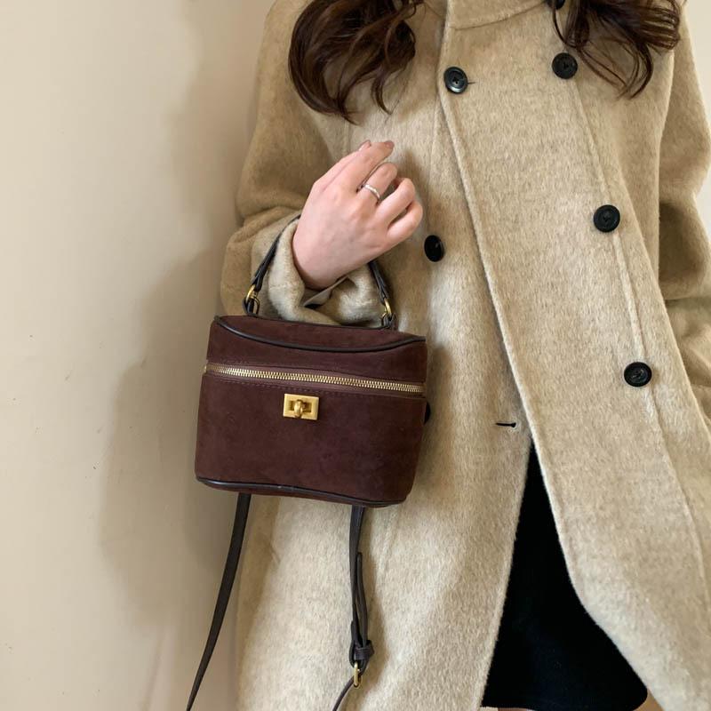 Fashion niche design handbag bag 2025 new retro matte versatile women's messenger bag shoulder bucket bag