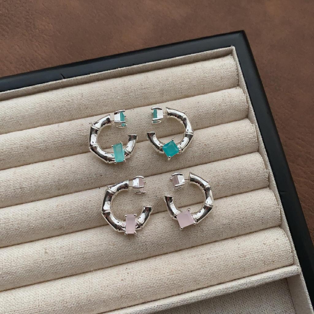 Boucles d'oreilles puces demi-cerceau avec pierres précieuses colorées - Design métal bambou, Bijoux de tempérament mode haut de gamme.