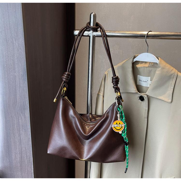 

Black bag women s autumn and winter 2025 new fashionable large-capacity shoulder messenger bag casual versatile commuter tote bag No pendant кофейный