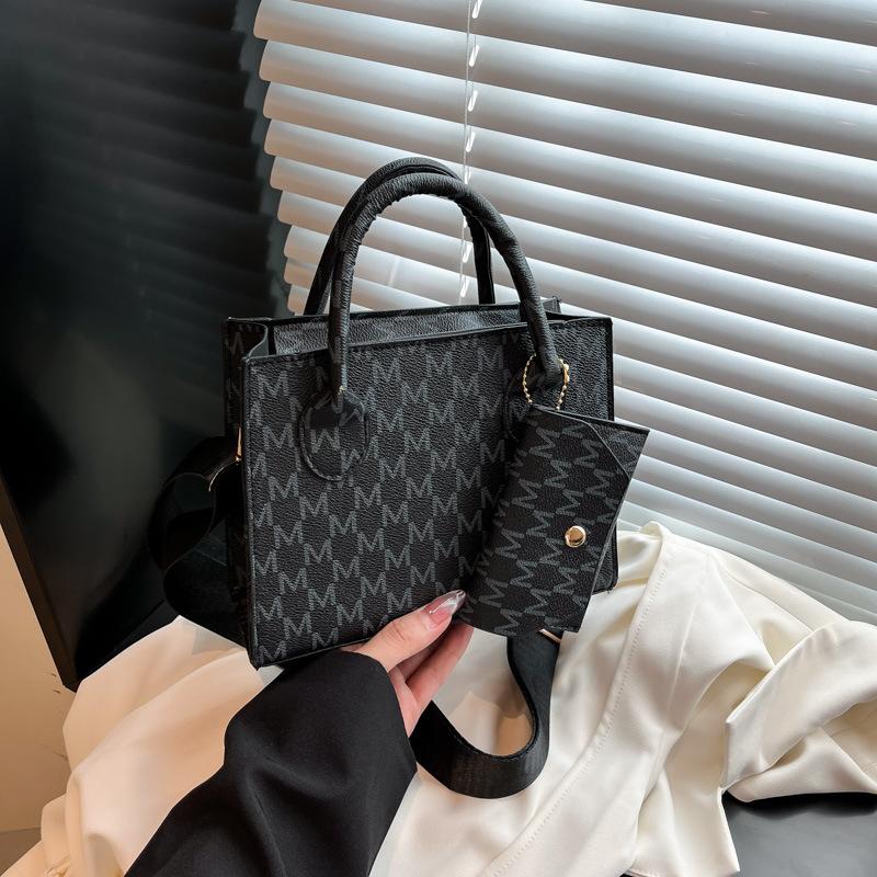 

Корейская версия высококлассной ретро-сумки женская 2025 лето новая модная темпераментная универсальная маленькая квадратная сумка трендовая сумка через плечо чёрный