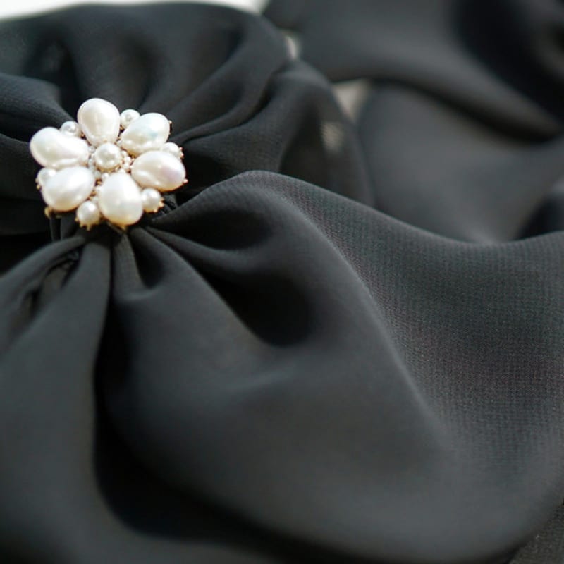 LUDE Perlen Chiffon Band Anstecknadel