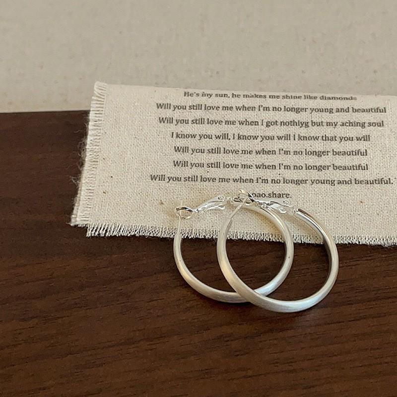 

Корейські матові сережки-кільця: Класичний, універсальний, розкішний, стильний та легкий дизайн срібний