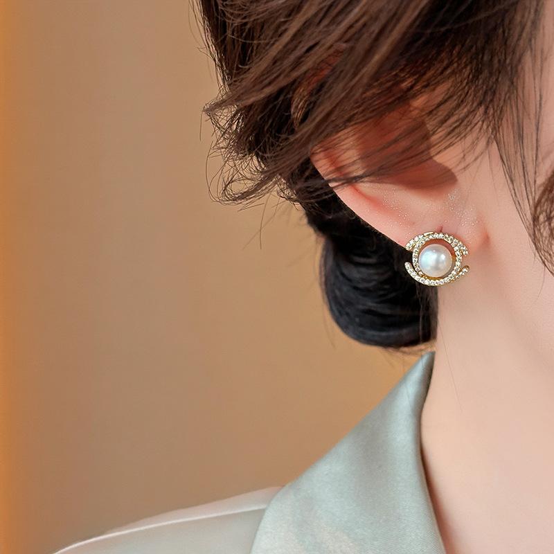 Pearl stud earrings fashion double C-shaped design earrings French light luxury versatile earrings