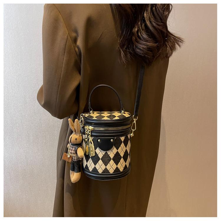 Handbag Women's 2025 Spring New High-end Fashion Messenger Bag Textured Rhombus Shoulder Bucket Bag