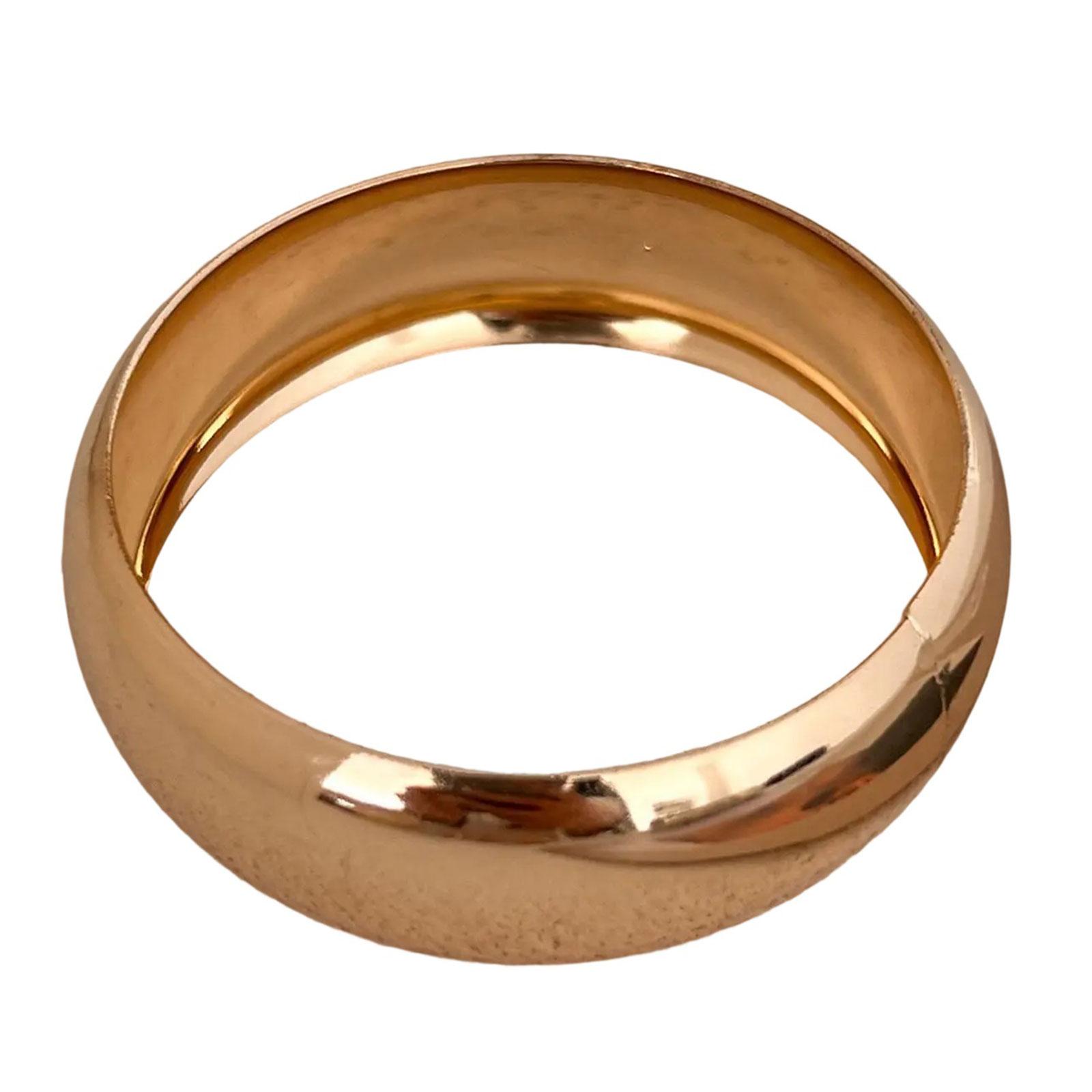 

Браслет с геометрическим дизайном в элегантном цвете. Аксессуар для модных женщин, которые ищут уникальные стили и комфорт. золотой