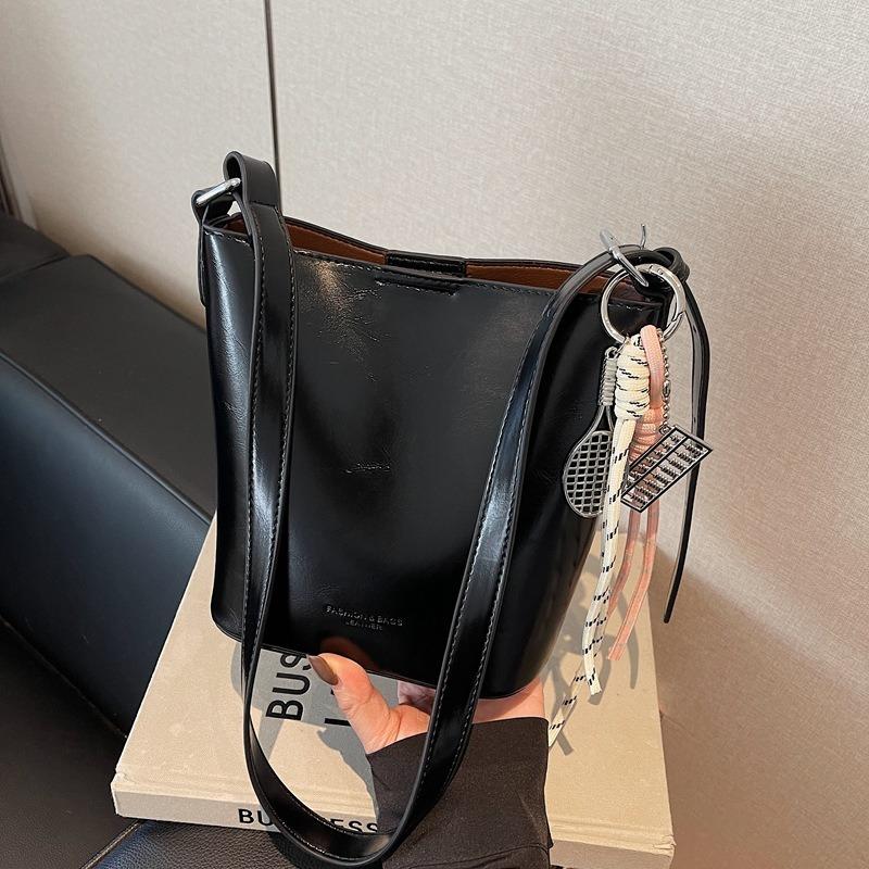 

Popular small bags women s bags new fashion versatile shoulder messenger bags soft leather niche portable bucket bags чорний