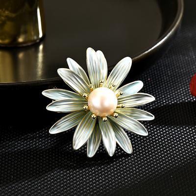 Women's Light Luxury Design Elegant Imitation Pearl Flower Brooch Fashionable And Versatile Niche Design Sense Daisy Brooch