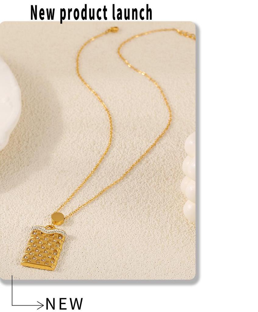 Minimalist Rectangular Plaid Pendant Necklace: Diamond-Studded Clavicle Chain In 18K Gold-Plated Titanium Steel.