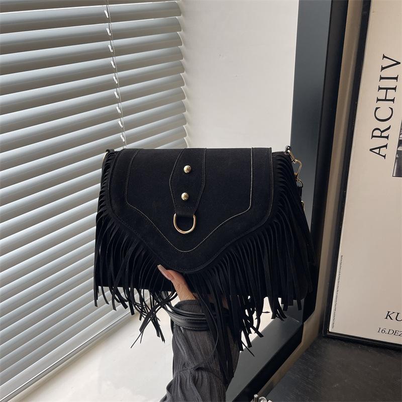 

Niche retro commuter locomotive fringed bag women s new leather buckle matte shoulder bag commuter messenger bag tide чёрный