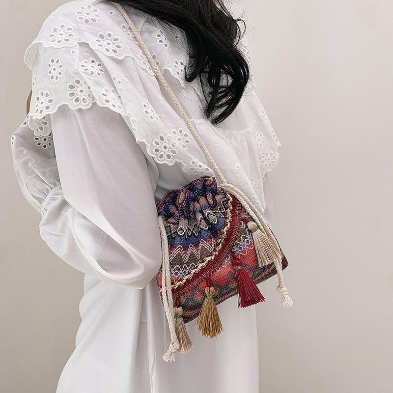 Girls Single Shoulder Messenger Bag Fringed Drawstring Money Bag Bag Women's New Versatile Bucket Bag Exotic