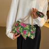 PU Umhängetasche für Damen mit floraler Klappe, Kette, zarte Handtasche mit Knebelverschluss, modische Taschen