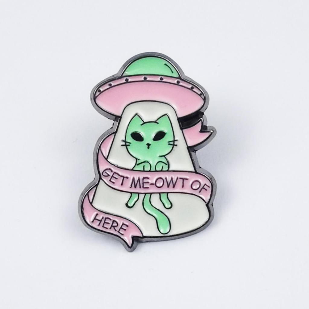 Creative Alien Cat Spaceship Brooch: Cute Outer Space Alloy Badge for Clothes and Bags.