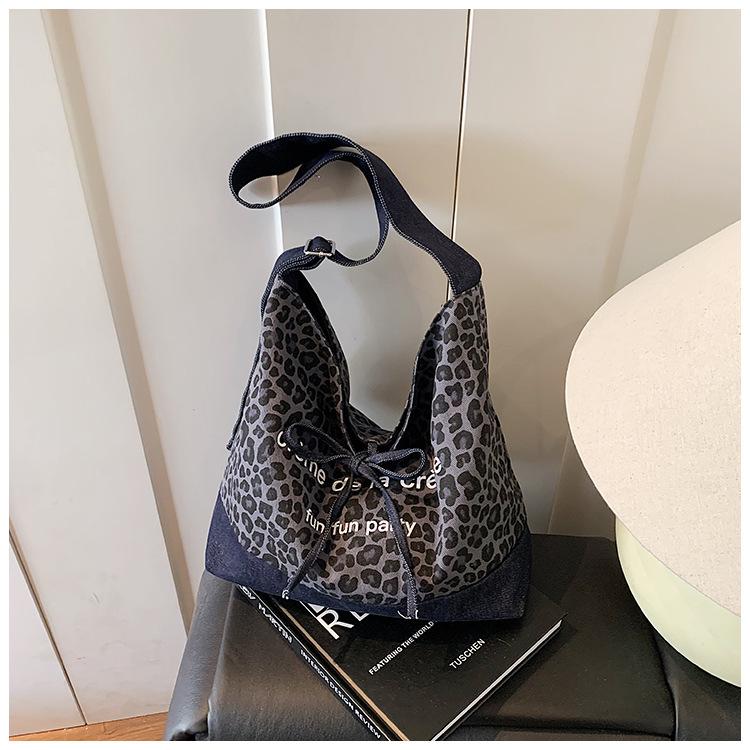 

New popular leopard print shoulder armpit bag casual large-capacity commuter bag women s fashion portable tote bag синій